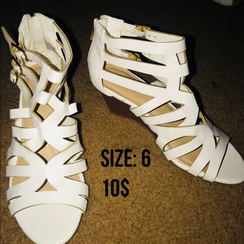 Short heel shoes